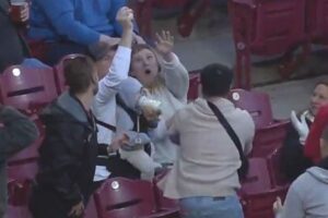 【MLB】赤ちゃんにミルクを飲ませていたパパが、ファールを見事キャッチ