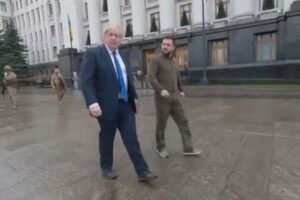 英ジョンソン首相がウクライナをサプライズ訪問、ゼレンスキー大統領と会談