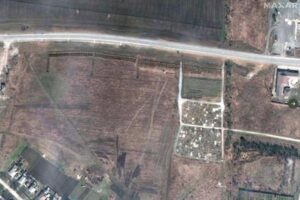 ロシア軍がマリウポリで殺害した市民を密かに埋葬か？集団墓地の衛星画像も