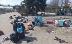 ウクライナの駅にロシア軍がミサイル攻撃、子供を含む52人が死亡