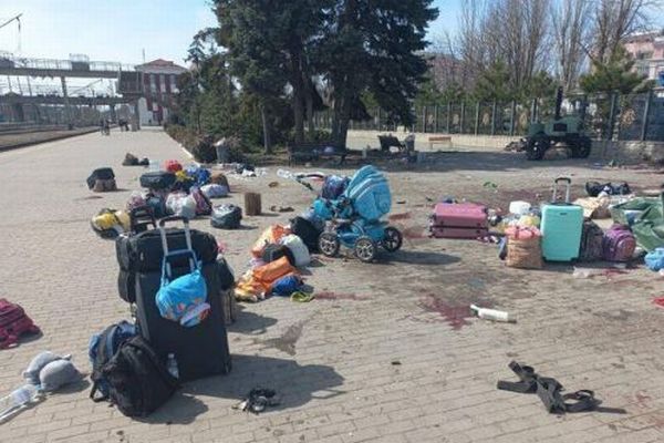 ウクライナの駅にロシア軍がミサイル攻撃、子供を含む52人が死亡