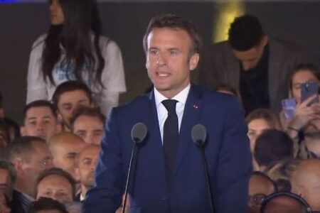 フランス大統領選、マクロン氏が勝利宣言、極右ル・ペン候補を引き離す