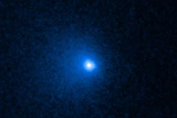 ハッブル宇宙望遠鏡が、前例のないほど巨大な彗星の実態を解明