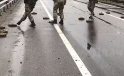 恐れ知らずのウクライナ軍兵士、地雷を足で押しやり道路から除去