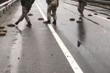 恐れ知らずのウクライナ軍兵士、地雷を足で押しやり道路から除去