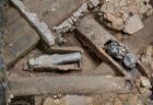 ノートルダム大聖堂の地下から謎の石棺が出現、14世紀に埋葬された可能性