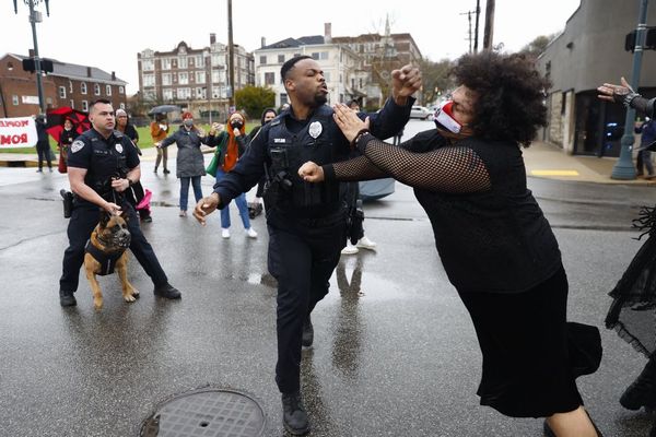 BLM運動のデモに参加していた女性を、黒人警官が殴り倒す【アメリカ】