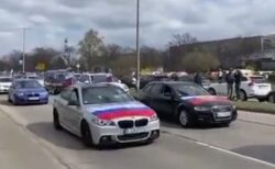 ドイツで親ロシア派の人々がデモ、350台の車に乗って街を行進