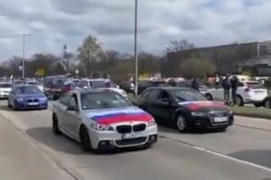 ドイツで親ロシア派の人々がデモ、350台の車に乗って街を行進