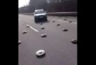 【ウクライナ】道路に置かれた地雷、それを避けながら車が進む動画にヒヤヒヤ