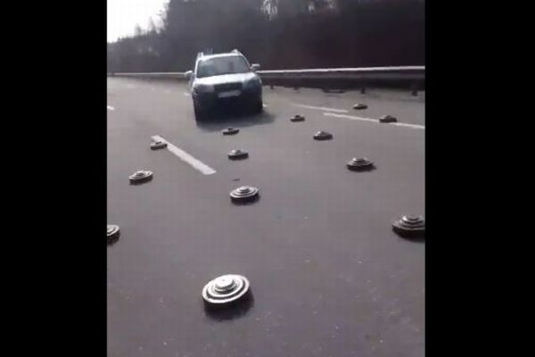 【ウクライナ】道路に置かれた地雷、それを避けながら車が進む動画にヒヤヒヤ