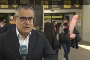 ニュースのリポートで放送事故、背景に「エッチ」なものが映ってしまう【スペイン】