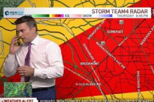 ニュースの生放送中、気象予報士が自宅の子供に電話、竜巻を警告