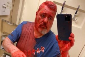 ロシアのノーベル平和賞受賞者が、電車内で赤いペンキを浴びせられる