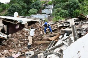 南アフリカで大規模な洪水、400人以上が死亡、4000軒の家が倒壊