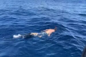 NZの科学者が海に潜り、以前噴火したトンガの海底火山を調査