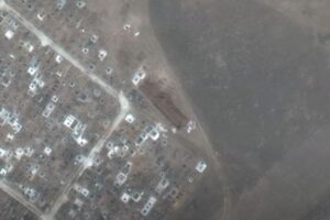 マリウポリでロシア軍による新たな集団墓地を発見か、衛星画像を公開