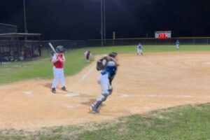 子供が野球の試合をしている最中に銃声の音が響き渡る【アメリカ】