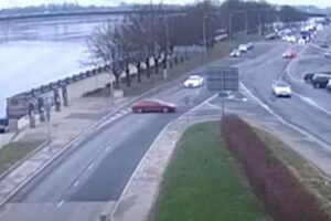 人の乗っていない車が動き出し、道路を横断し、ついに…