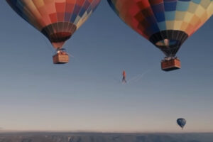 浮かぶ2つの熱気球、繋いだロープを歩いて渡るギネス動画がヒヤヒヤもの
