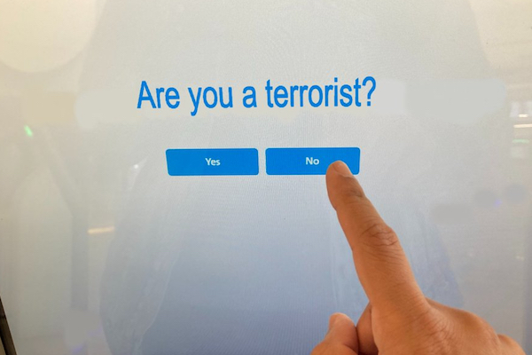 「あなたはテロリストですか？」米空港の自動チェックインで受けた質問が、ストレートすぎて可笑しい