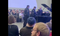 モスクワのコンサートでウクライナの曲、警官の制止を無視して弾き切ったピアニストに拍手喝采