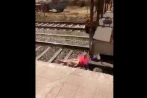 体の上を列車が通過しても、携帯電話を続ける女性の豪胆さに驚き