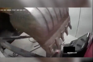 現金強奪、ショベルカーでATMごと持ち去られた映像が拡散中【インド】