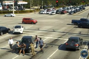 意識を失ったドライバーを助けたヒーローたち、カリブ海クルーズが贈られる