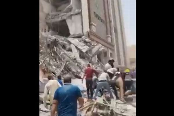 イランで10階建てのビルが倒壊、6人が死亡、多くの人が取り残される