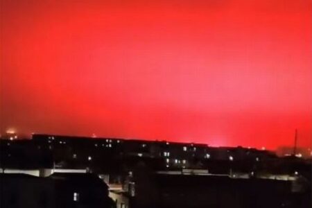 住民騒然！中国浙江省で、夜空が異様な赤に染まる