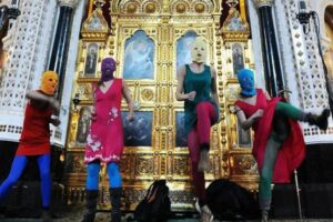 「プッシー・ライオット」のメンバー、宅配業者に変装してロシア国外に脱出