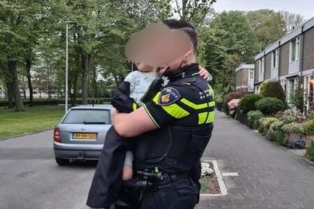 オランダで4歳の男の子が車を運転？駐車中の車にぶつかり保護される