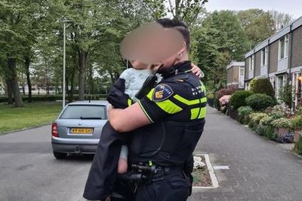 オランダで4歳の男の子が車を運転？駐車中の車にぶつかり保護される