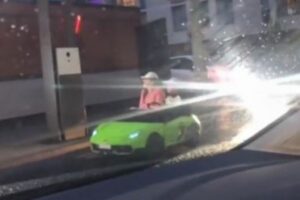 マックのドライブスルーにおもちゃの車が出現、子供たちが運転し注文