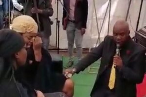 父親の葬儀に出席していた娘に牧師がプロポーズ、賛否両論を巻き起こす