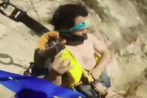 絶壁に取り残された男性、強風の中でヘリが接近し、救出に成功