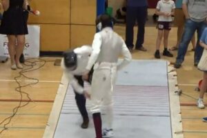 IOCのバッハ会長、フェンシングをして、ド派手に転倒してしまう