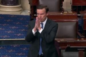 米の小学校で再び銃乱射事件、上院議員が銃規制改革を行うよう議会で懇願