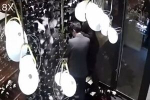 ロシアのレストランでワインラックが崩壊、大量のボトルが粉々に