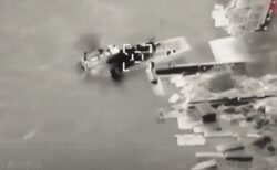 ウクライナ軍が無人攻撃機でロシアの揚陸艇を攻撃【動画】