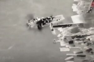 ウクライナ軍が無人攻撃機でロシアの揚陸艇を攻撃【動画】