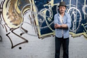 腕にペニスを着け続けた男性、やっと股間に装着することに成功