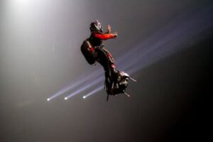 「フライボード」を発明したフランキー・ザパタ氏、飛行中に湖へ墜落