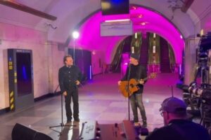 「U2」のボノらがウクライナを訪問、地下シェルターでパフォーマンス