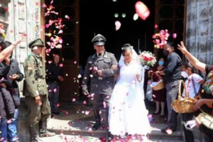 メキシコ人のカップルが「ナチス式」の結婚式を挙げ、非難を浴びる