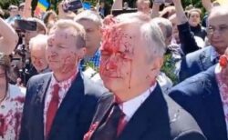 ポーランドでロシア大使に赤い液体をかけた女性、死の脅迫が多数寄せられる