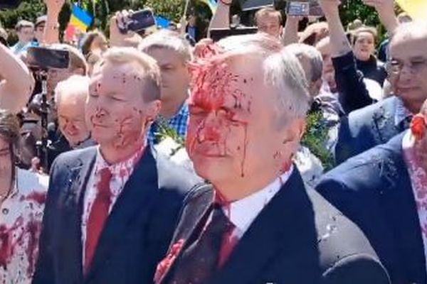ポーランドでロシア大使に赤い液体をかけた女性、死の脅迫が多数寄せられる