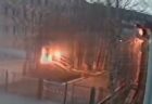 ロシア軍の入隊事務所に火炎瓶、男が何本も投げつけ建物が炎上