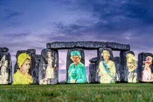 ストーンヘンジの巨石にエリザベス女王の姿を投影、在位70年を祝す